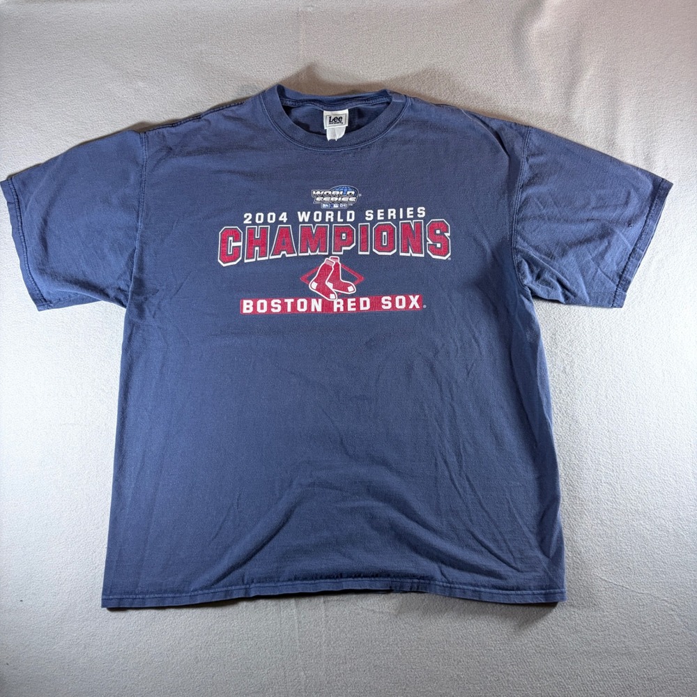 Lee Sport Mens Boston Red Sox 2004 World Series Champions Roster Tee Navy 2XL